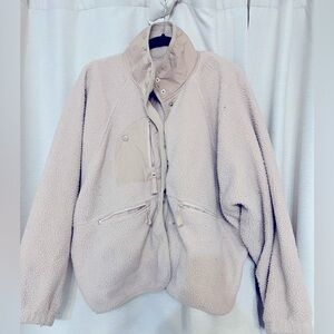 Free people fleece in beige. Super warm, perfect for layering or wearing alone